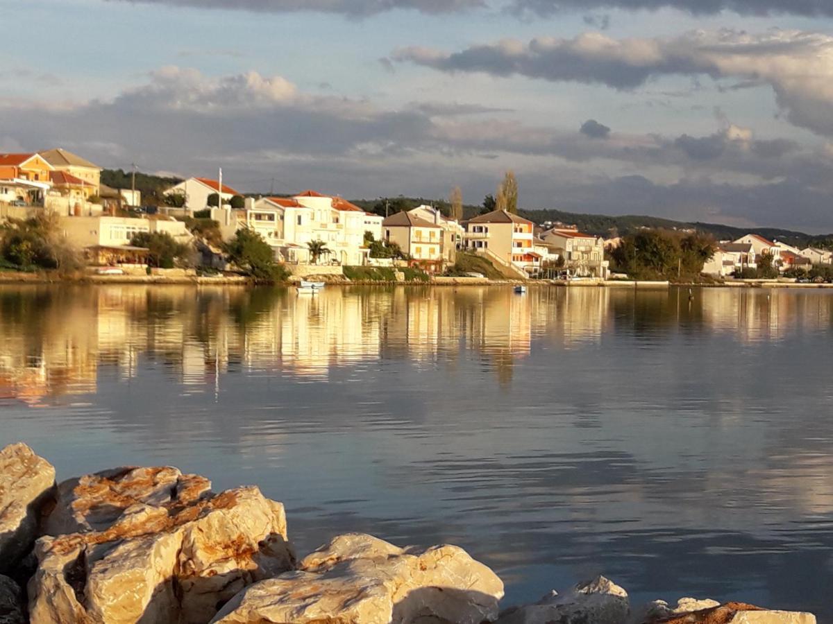 Apartmani Mirko Ljubac Ražanac Buitenkant foto