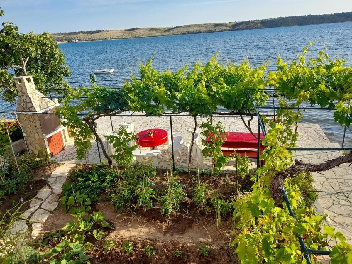 Apartmani Mirko Ljubac Ražanac Buitenkant foto
