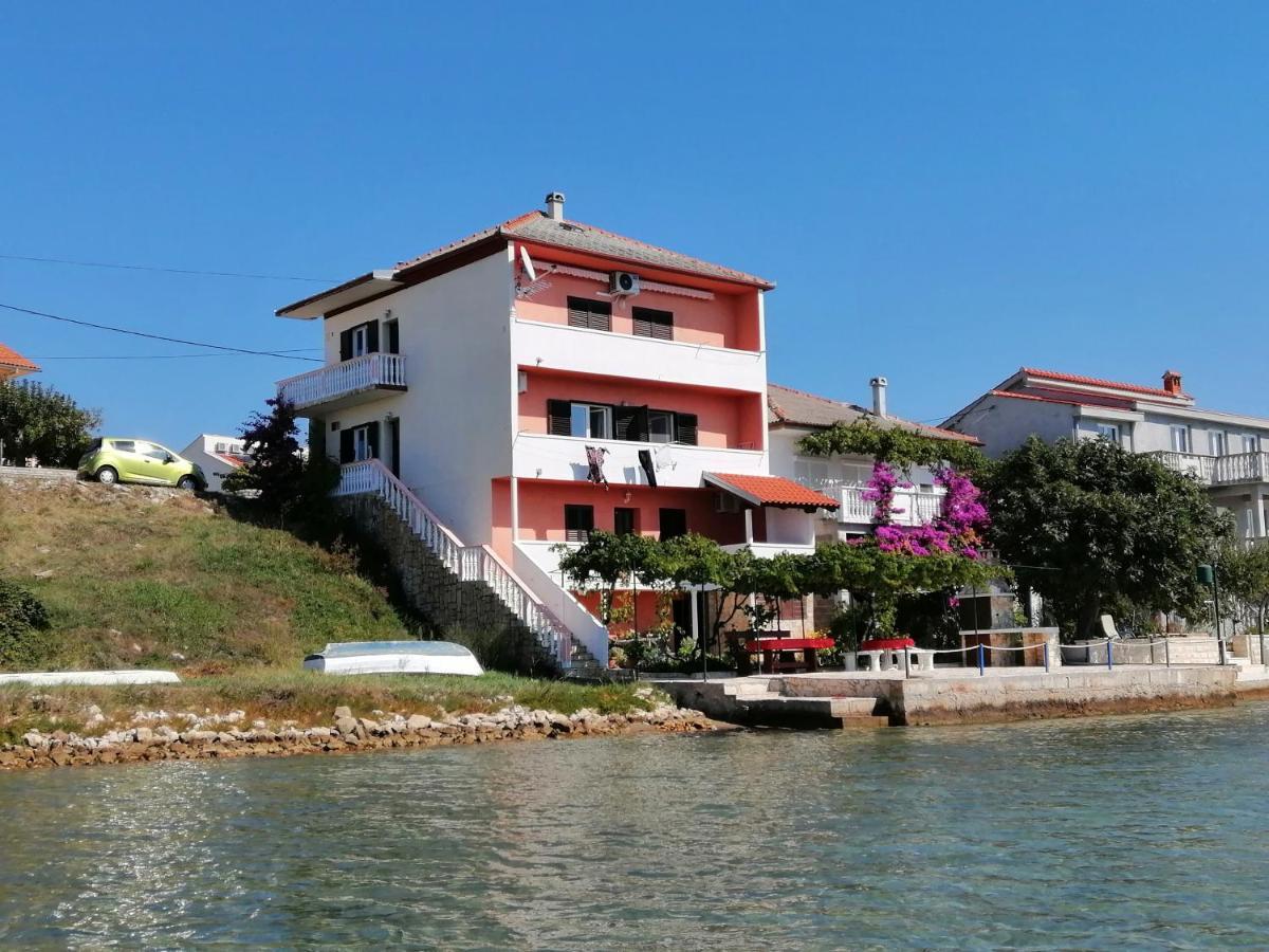 Apartmani Mirko Ljubac Ražanac Buitenkant foto